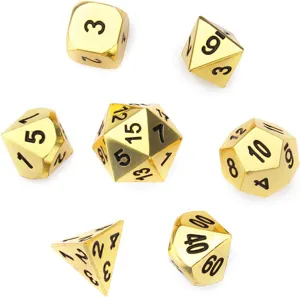 Détail macro d'un ensemble de dés polyédriques en métal doré pour Dungeons and Dragons