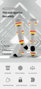 Primer plano de calcetines de compresión grises con patrones de corazones coloridos y transpirables.