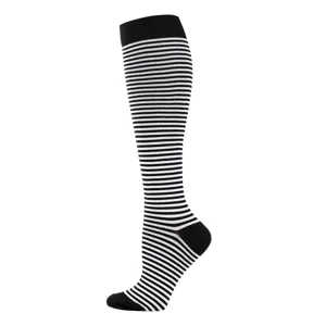 Nahaufnahme von schwarz-weißen Kompressionsstrümpfen mit elastischer Strickstruktur.