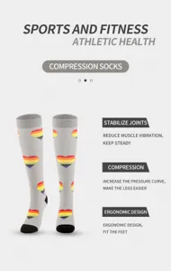 Calcetines de compresión con corazones arcoíris, salud deportiva y soporte articular.