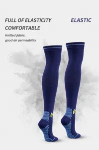 Vista dettagliata di calze sportive a compressione blu scuro con punti antiscivolo.