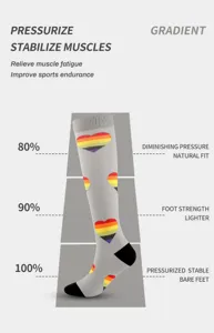 Calcetines de compresión graduada con diseño de corazón para el deporte y ciclismo.