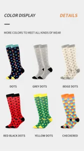 Calze a compressione per sport e corsa con pois colorati e vari motivi a quadri.