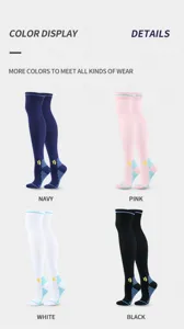 Dettaglio di calze sportive a compressione lunghe con tessuto traspirante e suola antiscivolo.