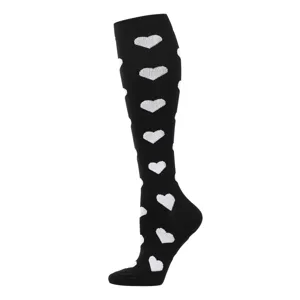 Detailansicht schwarzer Kompressionsstrümpfe mit weißem Herzmuster, bequeme Sportsocken.