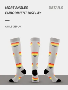 Calcetines de compresión grises con corazones de arco iris para deportes al aire libre y ciclismo.