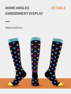 Vista dettagliata delle calze a compressione da più angolazioni con pois colorati.