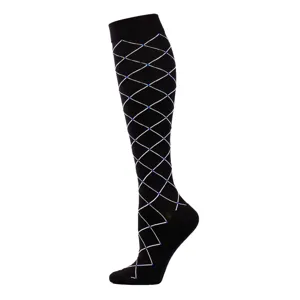 Kompressionsstrumpf Detailansicht in Schwarz mit einem eleganten weißen Rautenmuster Design.