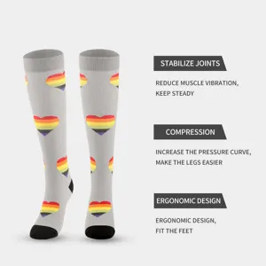 Calcetines de compresion con patron de corazon arcoiris, disenados para deportes al aire libre.