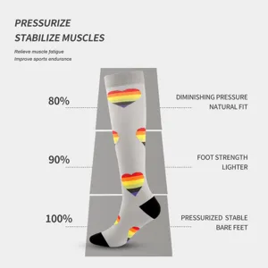 Calcetines de compresión para deporte ciclismo con diseño de corazón arcoíris soporte muscular.