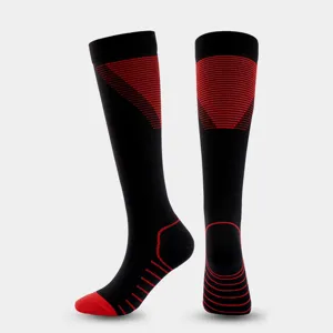Calze a compressione sportiva professionali per uomo e donna, nere con motivi a strisce rosse.
