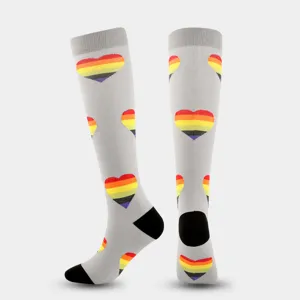 Calcetines de compresión grises con patrón de corazón de arcoíris para deportes y ciclismo.