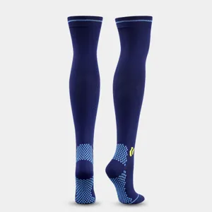 Calze sportive a compressione sopra il ginocchio con suola antiscivolo in blu scuro.