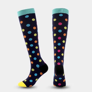 Calze a compressione a pois colorati per sport all'aperto, corsa e supporto quotidiano.