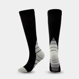 Black athletic compression socks for men and women, ideal for basketball, cycling and sports.