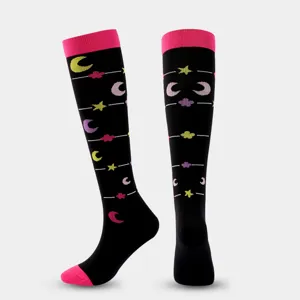 Schwarze Kompressionsstrümpfe mit rosa Bündchen und niedlichen Mond Sternen für Sport.