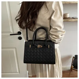Elegante schwarze Stepptasche für Damen, modische Umhängetasche mit Griff und Riemen.