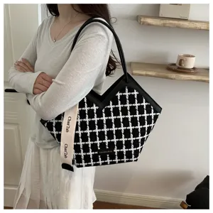 Stijlvolle zwart-witte tweed shopper voor dames, grote schoudertas met uniek V-vormig ontwerp.