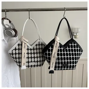 Gedetailleerd uitzicht op modieuze houndstooth shopper tas, ruim design voor dagelijks gebruik.