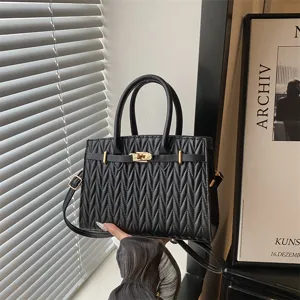 Borsa a mano nera trapuntata con manico superiore e dettagli dorati borsa elegante
