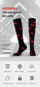 Kompressionsstrümpfe für Sport, schwarze Kniestrümpfe mit rotem Lippenmuster, Detailansicht.