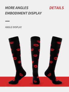 Sport Kompressionsstrümpfe mit stilvollem roten Lippen Muster für Damen und Herren.