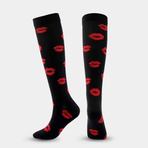 Schwarze Kompressionsstrümpfe mit rotem Lippenmuster, Kniestrümpfe für Sport und Fitness.
