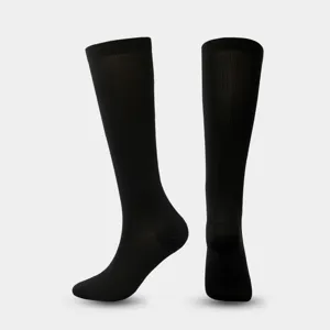 Chaussettes de compression sportives noires pour la course, soutien respirant du mollet.