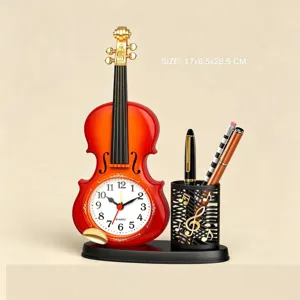Vista dettagliata di una sveglia a forma di violino con portamatite per decoro ufficio