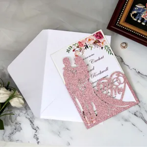 Elegante invito di nozze con glitter oro rosa, taglio laser e inserto floreale