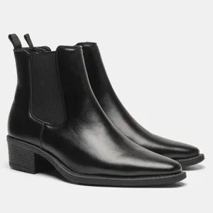 Seitenansicht schwarzer Chelsea-Boots aus Leder mit elastischen Einsätzen und Absatz