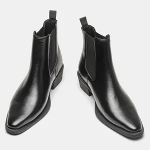 Detailansicht der stilvollen schwarzen Chelsea-Boots aus Leder mit Absatz für Herren