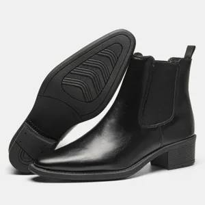 Detaillierte Ansicht der schwarzen Chelsea-Boots aus Leder mit robuster rutschfester Außensohle