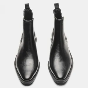 Draufsicht auf schwarze Chelsea-Boots für Herren aus Leder mit spitzem Zehendesign