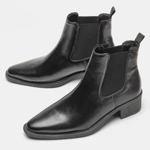 Detailansicht von polierten schwarzen Chelsea-Boots aus Leder mit elegantem Absatz