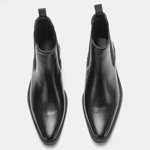 Detaillierte Draufsicht auf elegante schwarze Chelsea-Boots für Herren aus Leder mit Spitze