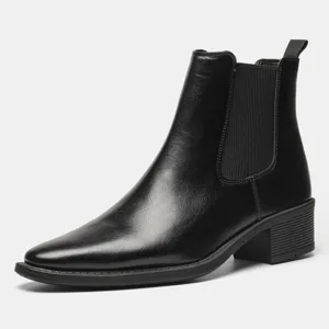 Seitenprofil eines hochwertigen schwarzen Leder-Chelsea-Boots mit Gummieinsätzen.