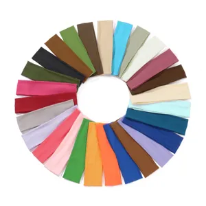 Large gamme de bandeaux de sport élastiques multicolores disposés en cercle de yoga