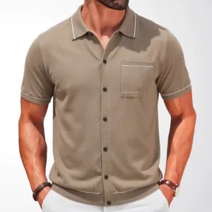 Primer plano de polo de punto para hombre en color topo con botones y detalles blancos.