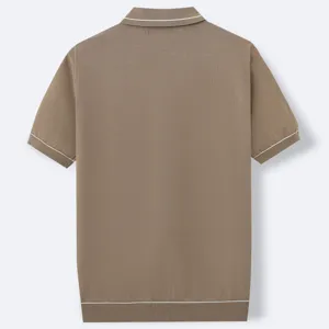 Vista trasera detallada de un polo de punto marrón para hombre con ribetes de rayas blancas