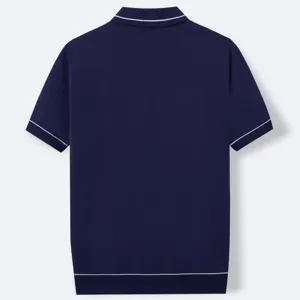 Vista posterior de un polo de punto azul marino para hombre con detalles blancos.