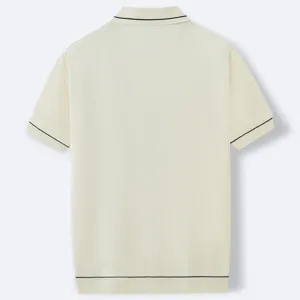 Vista posterior de un polo de punto para hombre en color crema con rayas negras en el cuello