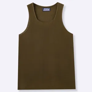 Detailweergave van donkerolijfkleurig mouwloos gebreid heren-tanktop met casual U-hals
