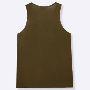 Gedetailleerd achteraanzicht van olijfgroene gebreide tanktop voor heren, losse zomerse pasvorm