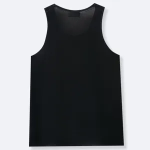 Detail van een losse zwarte gebreide tanktop voor heren met ademende U-hals snit
