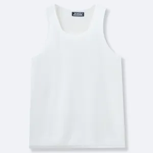 Detailweergave van wit gebreid mouwloos vest met U-hals en een geweven neklabel