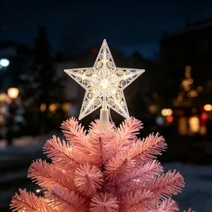 Vista ravvicinata di un puntale per albero a stella trasparente e luminoso con calde luci LED