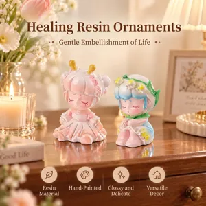 Vue détaillée de deux adorables figurines de filles en résine dans un intérieur