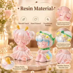 Vue détaillée de figurines de filles en résine soulignant les textures florales