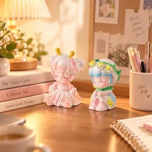 Gros plan de deux figurines de filles mignonnes sur un bureau en bois avec lumière chaude